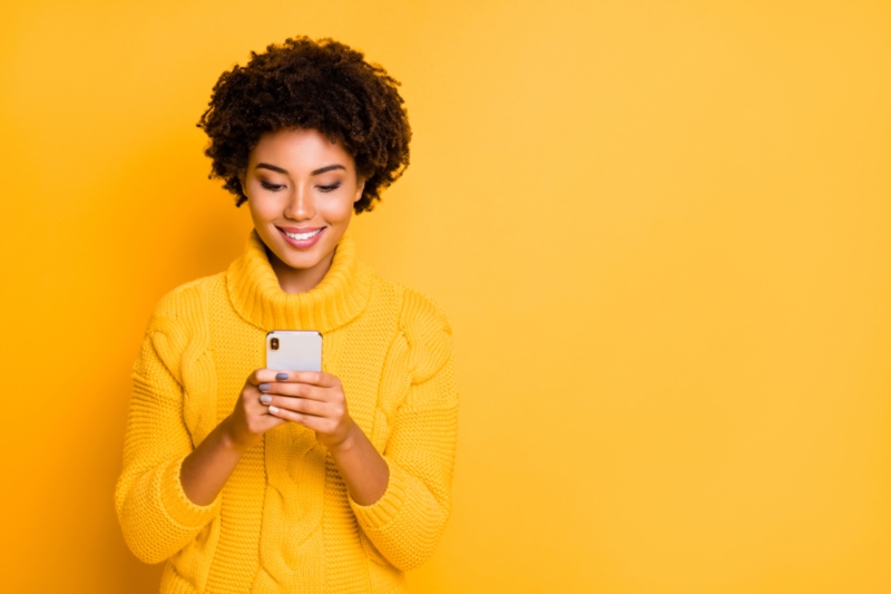 Jeune femme sur son smartphone