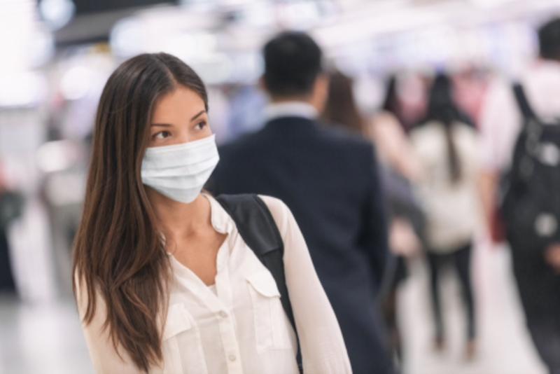 Femme portant un masque dans un magasin