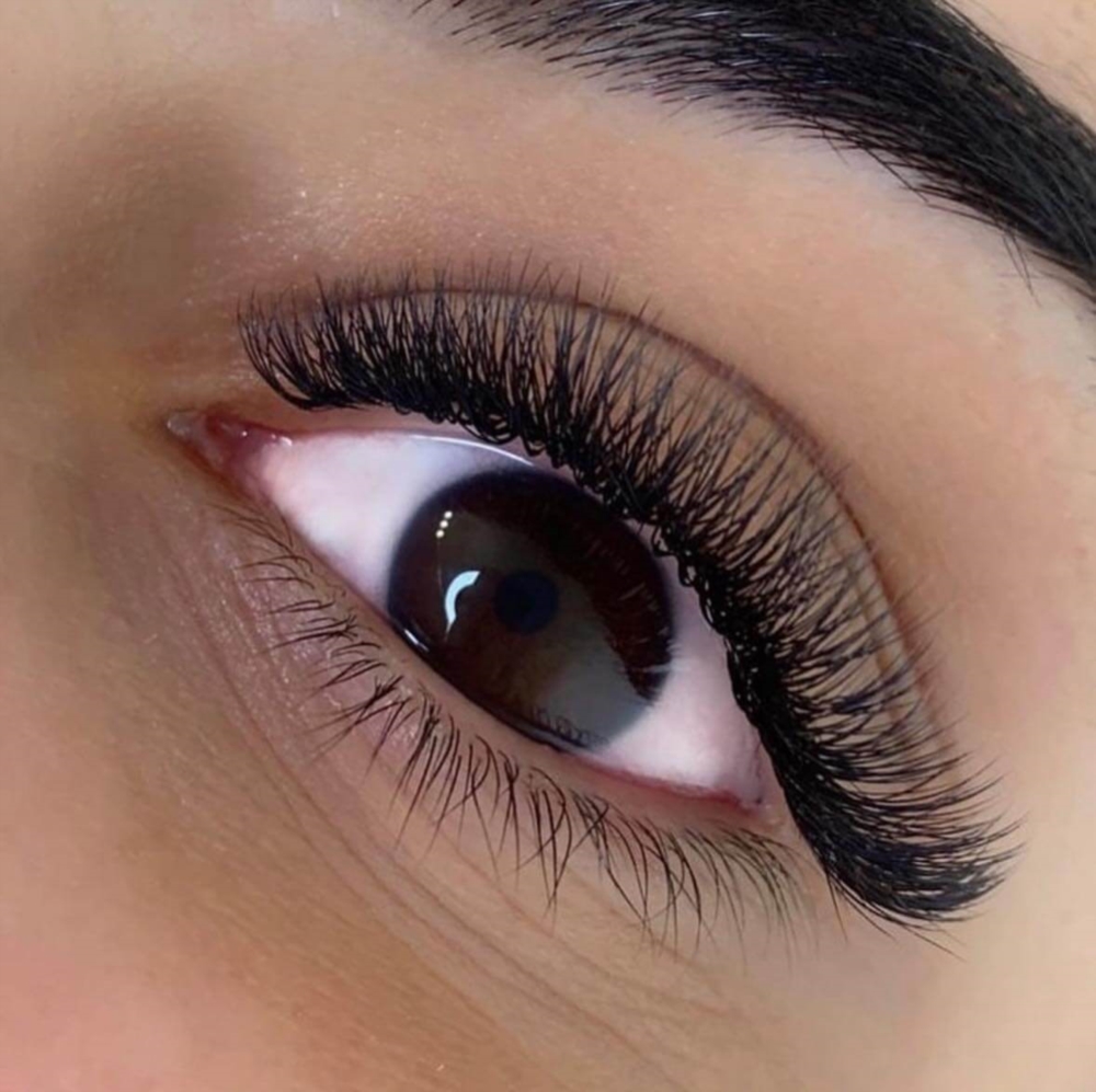 Sublimez votre regard avec nos extensions de cils sur mesure