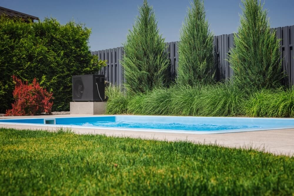 Piscine et jardin : un espace de vie complet