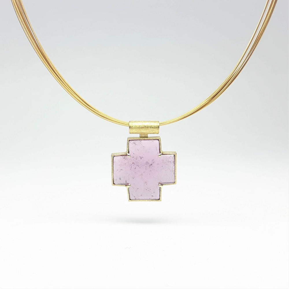 Croix en tourmaline rose et or jaune 18kt. Pièce unique. 