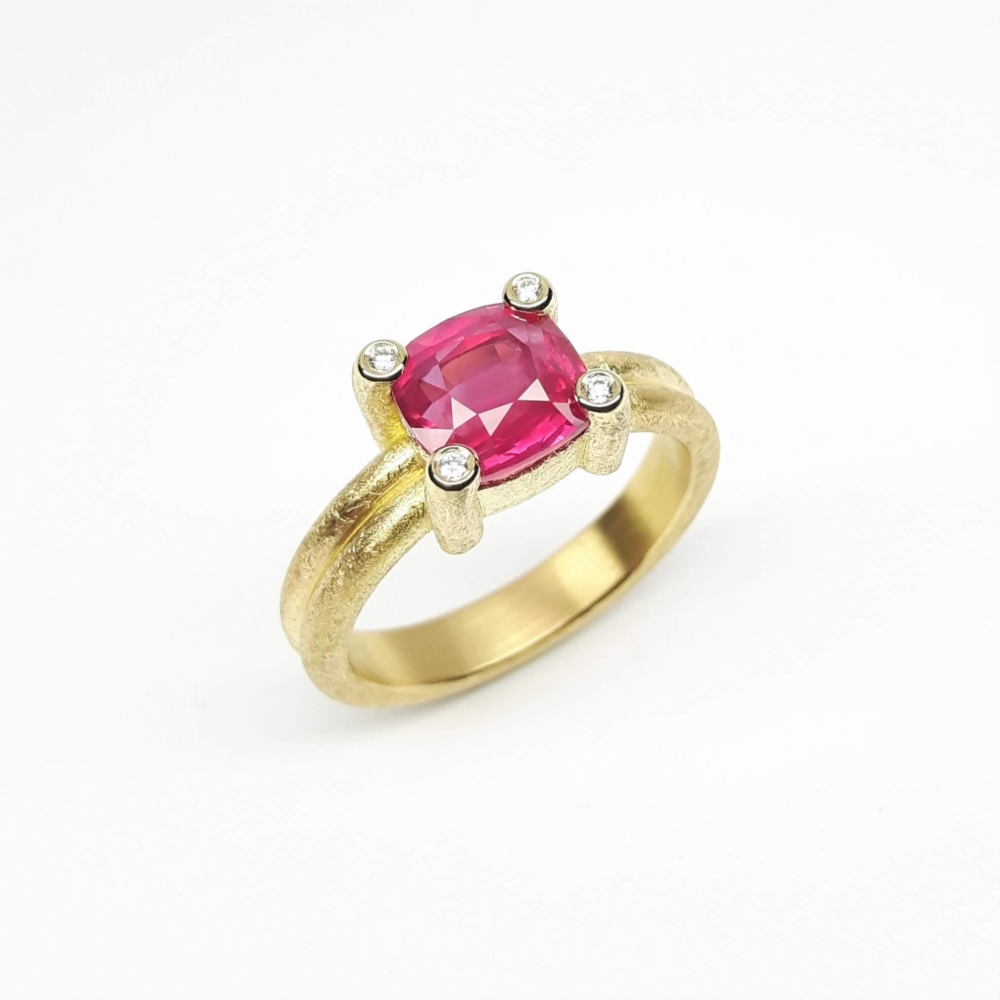 Bague en or jaune 18kt , rubis et diamants. Pièce unique.