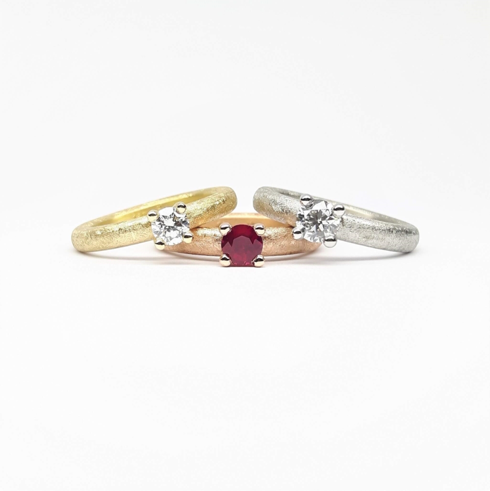 Bagues en or jaune, rouge et blanc 18kt, diamants et rubis.