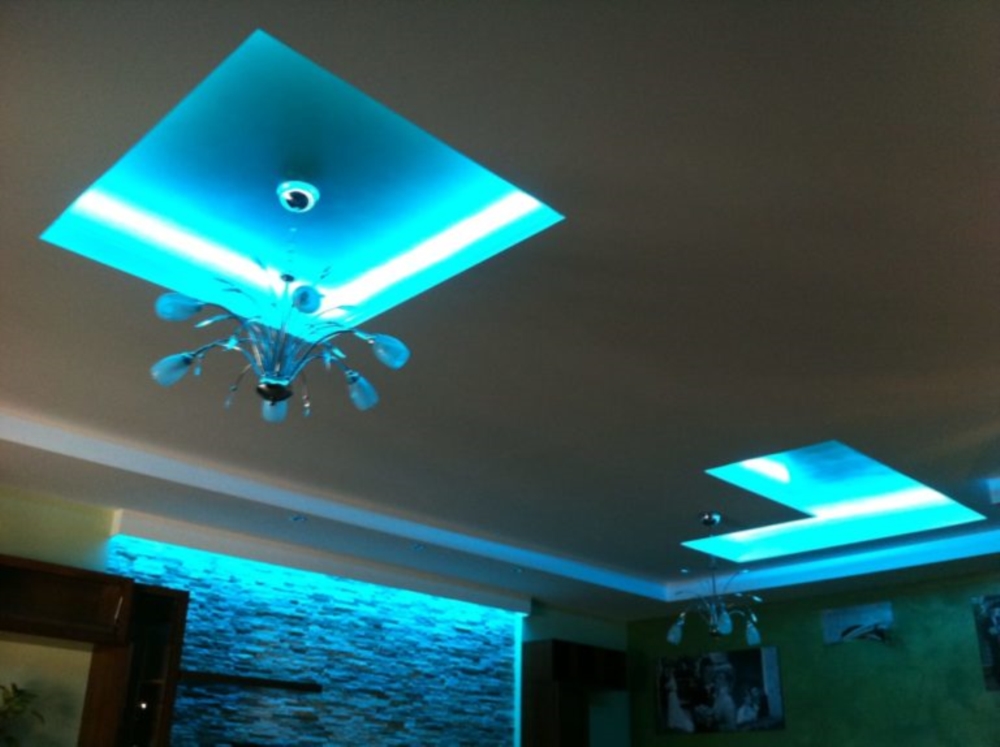 Réalisation d'un faux plafond avec des bandes LED de différe