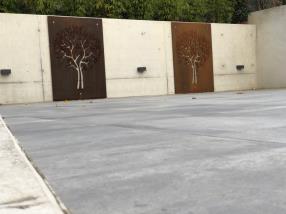 Murs béton armé à vue, terrasse céramique, ferraille corten 