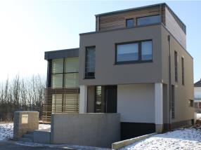 Façades de bâtiments administratifs et maisons individuelles
