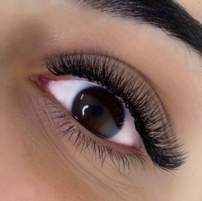 Sublimez votre regard avec nos extensions de cils sur mesure