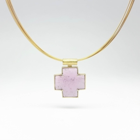 Croix en tourmaline rose et or jaune 18kt. Pièce unique.