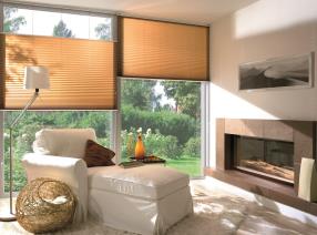  Pleated blinds and venetian blinds