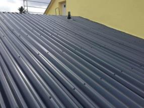 Toit de tôle en aluminium sur ancien toit en éternite