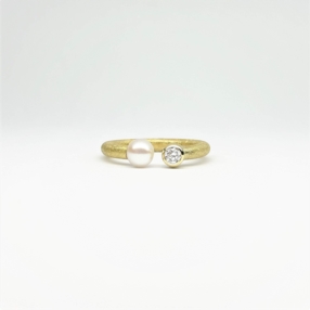Bague en or jaune 18kt, perle akoya et brillant Ø3mm 0,10ct.