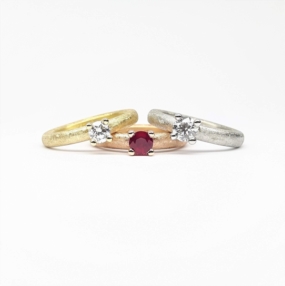 Bagues en or jaune, rouge et blanc 18kt, diamants et rubis.