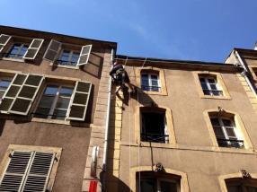 Travaux sur corde sur façade de bâtiment