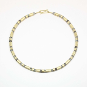 Collier en or jaune 18kt et boules en labradorite. 