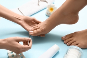 Prendre soin de ses pieds grâce à la pédicure médicale